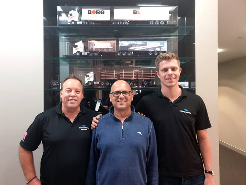 V. l. n. r.: Geoffrey Robson (Siempelkamp Australien), John Borg (Managing Director Borg Manufacturing), Marc Müller (Siempelkamp Deutschland)